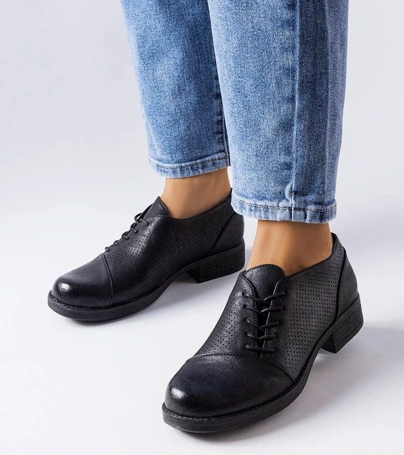 Černé polobotky s perforovaným svrškem Hassen