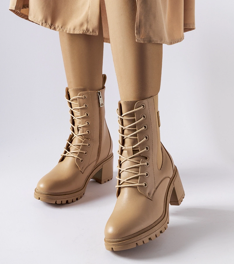 Bežové vlněné kotníkové boty na sloupku Vinceza