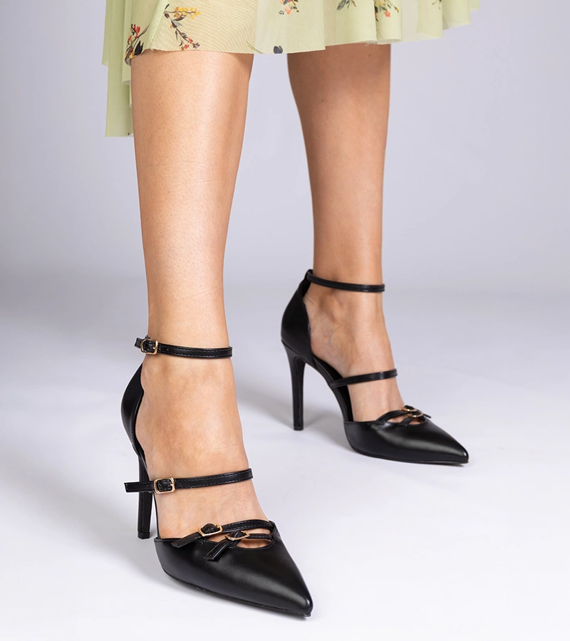 Černé lodičky na jehlovém podpatku zapínané kolem kotníku Levita