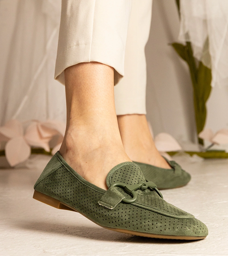 Zelené dámské děrované mokasíny s ozdobou Mensory