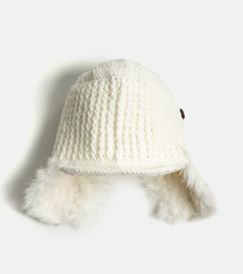 Bílá čepice s chrániči sluchu Zora