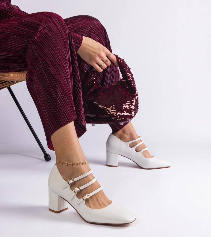 Bílé lodičky na podpatku s ozdobnými přezkami Izida