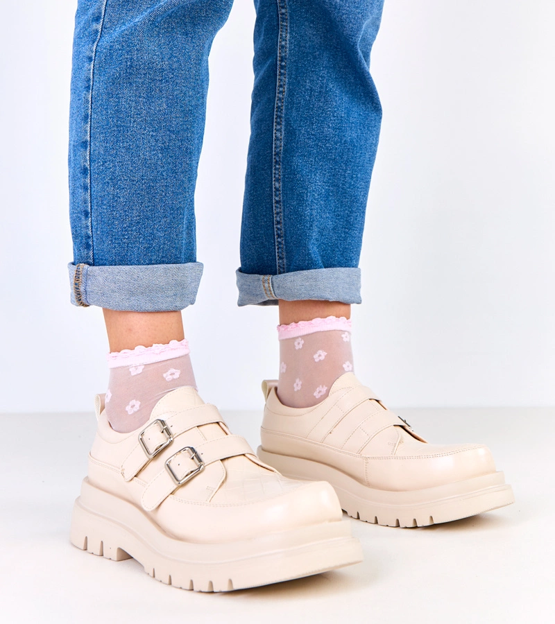 Béžové polobotky na masivní podrážce zdobené přezkami Juke