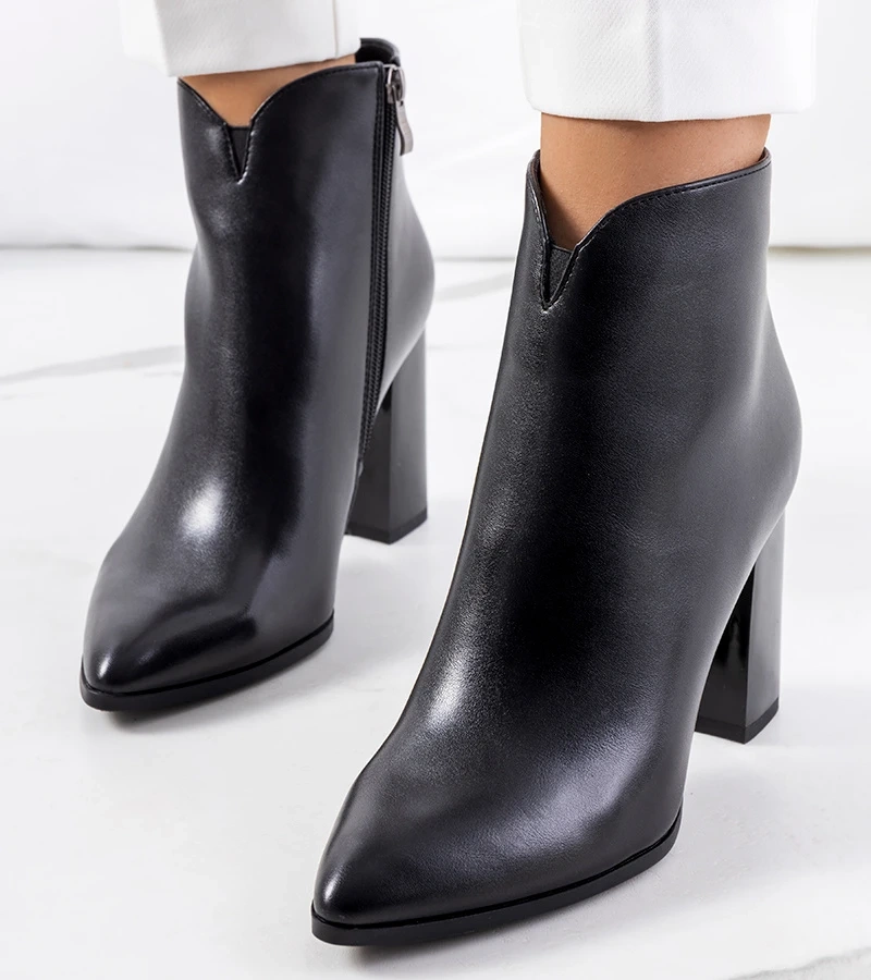 Černá boty na sloupku Ezinet