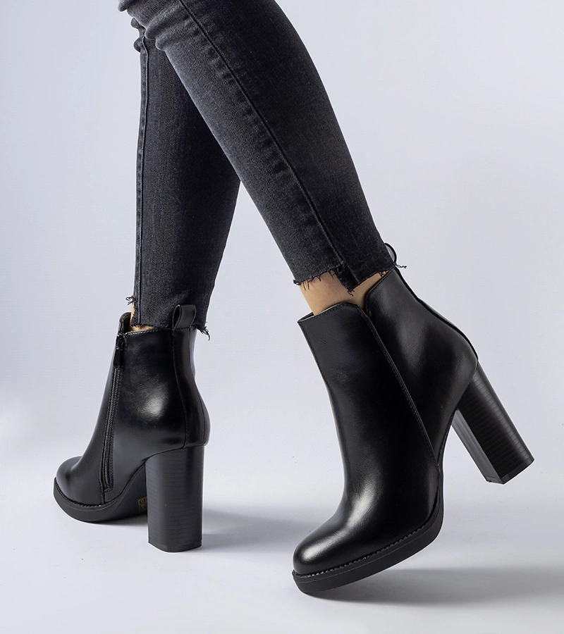 Černé zateplené kotníčkové boty na podpatku Sambruson