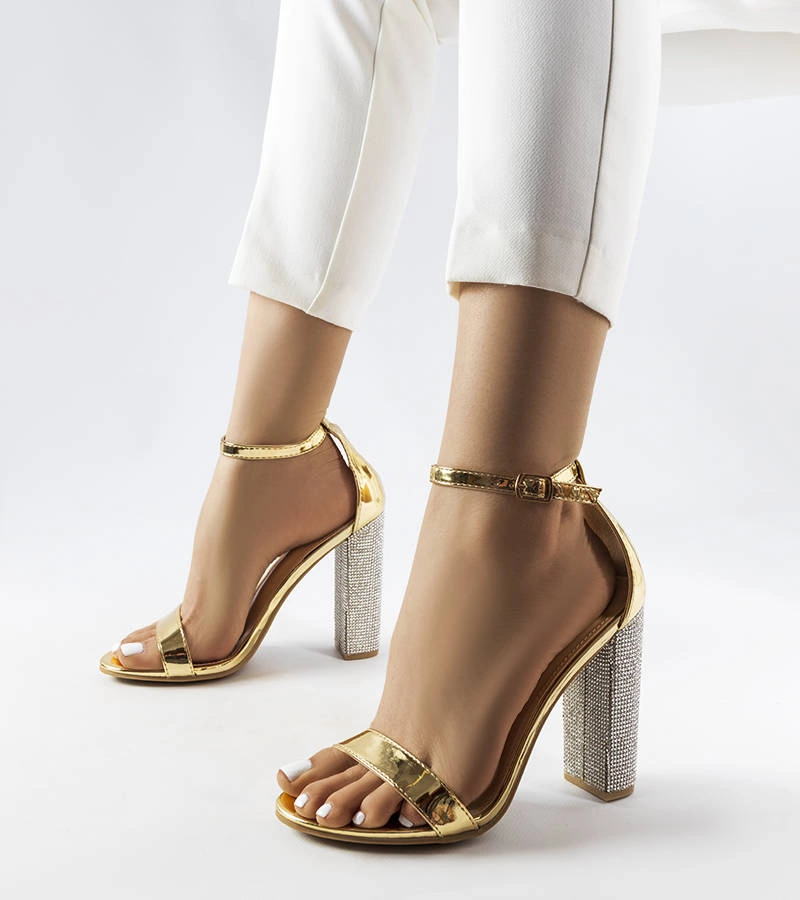 Zlaté sandály s ozdobným sloupkem Rette