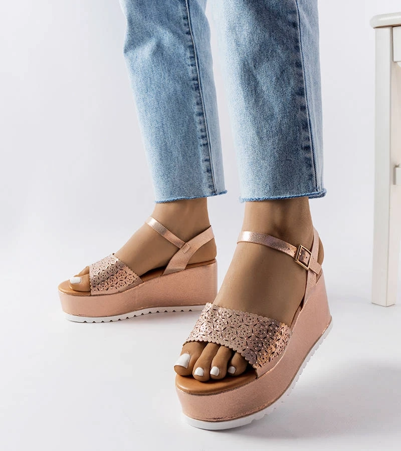 Růžové ažurové sandály na platformě od společnosti Stockton