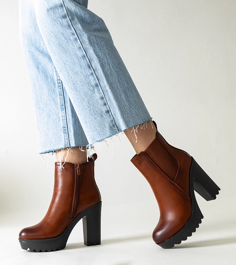 Hnědé boty na vysokém podpatku Maladi