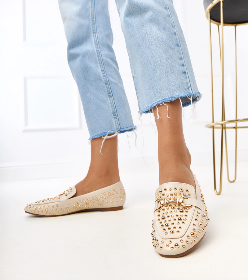 Béžové mokasíny zdobené cvoky Lea