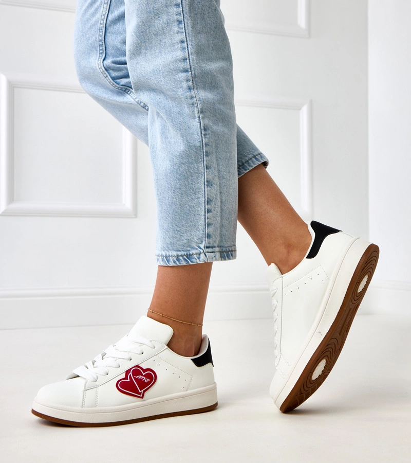 Bílé tenisky na platformě s červenými srdíčky Tela