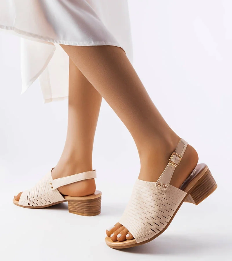 Béžové sandály Desert na nízkém jehlovém podpatku