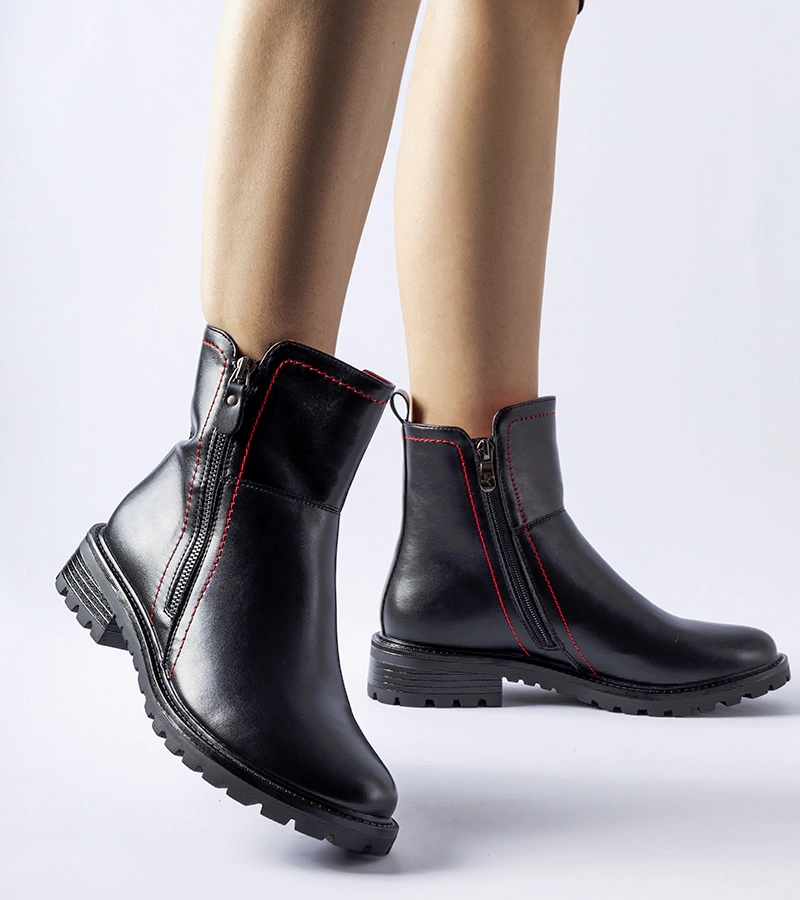 Černé kotníkové botky s ozdobnou červenou nití Nereo