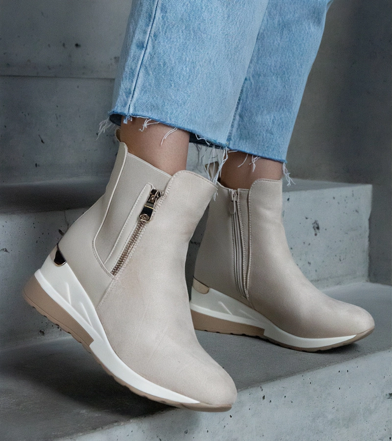 Béžové sportovní kotníkové boty na klínku Miku