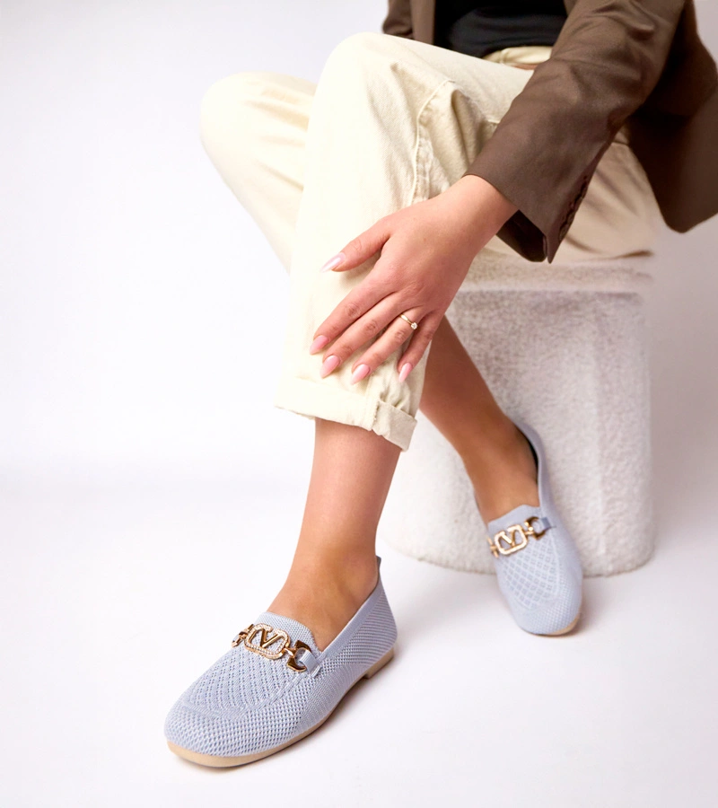 Šedé látkové mokasíny se zlatou ozdobou Bianca