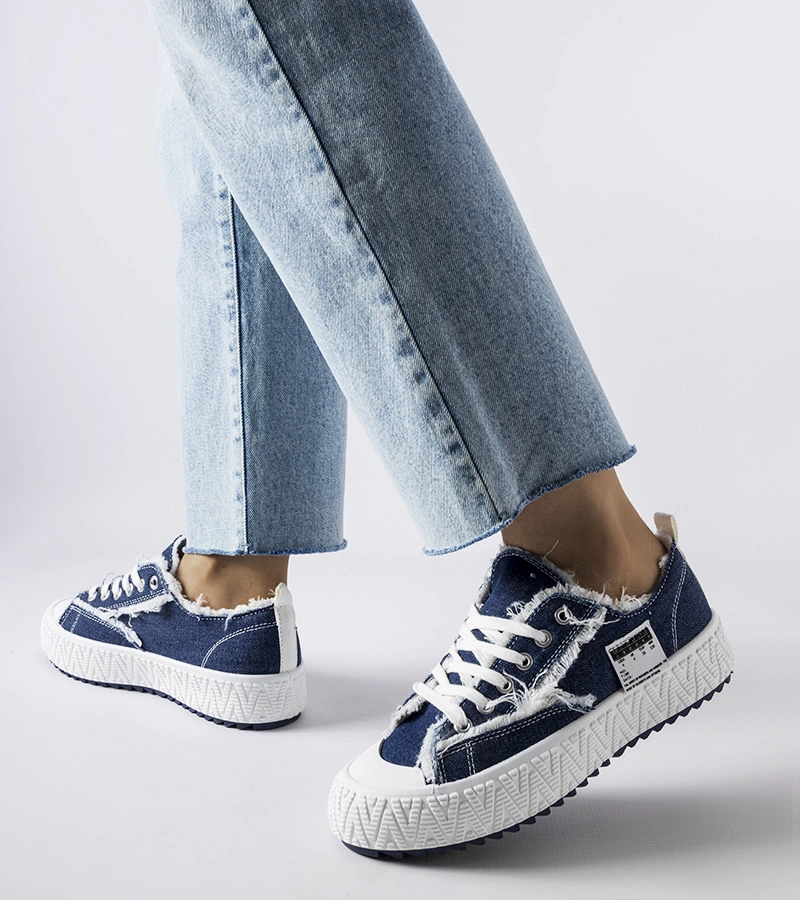 Modré tenisky s odřeninami Safiy