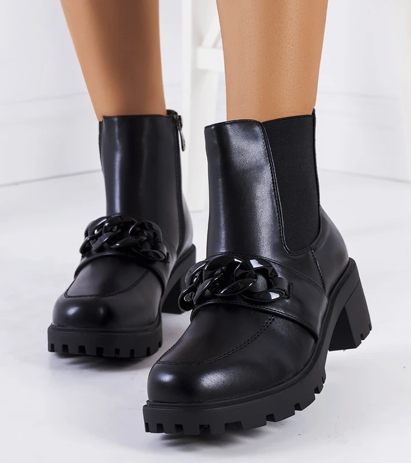 Černé boty s řetízkem Bilka