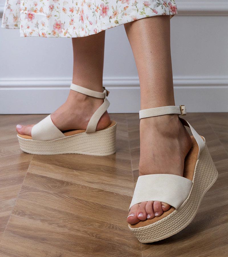 Béžové sandály na platformě z ekosemiše Ganra