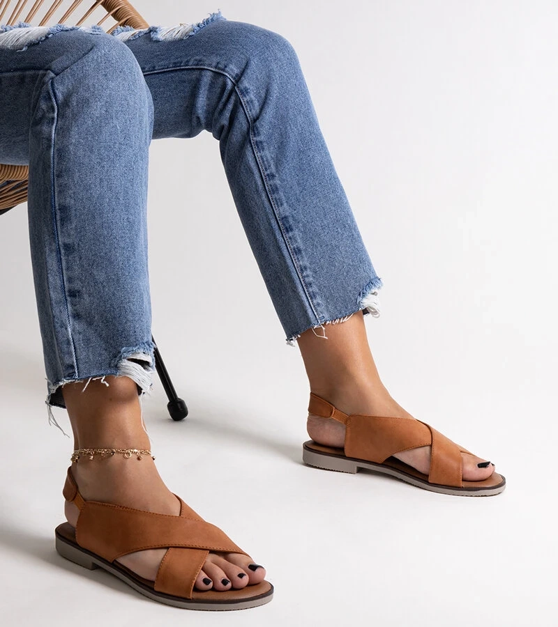 Karamelové sandály na nízkém podpatku Duenna