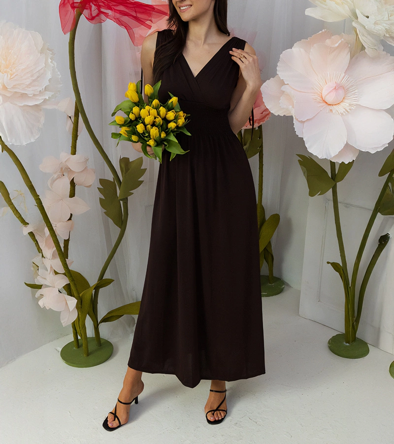 Hnědé maxi šaty se záhyby Petrona