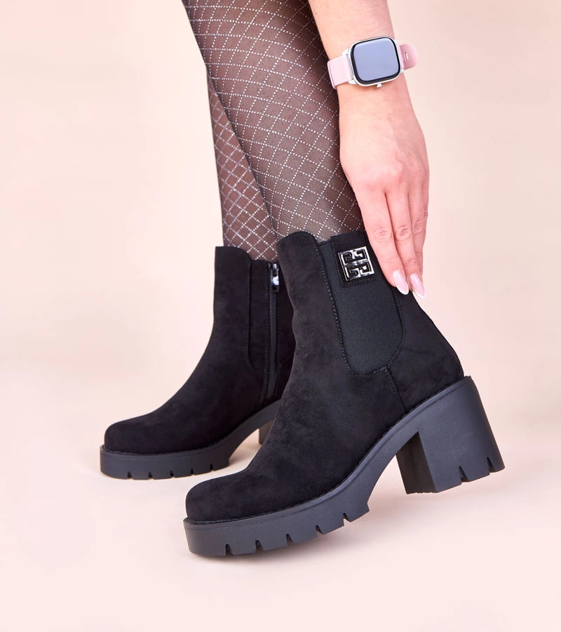 Černé kotníkové boty na podpatku s elastickou vsadkou Stilla