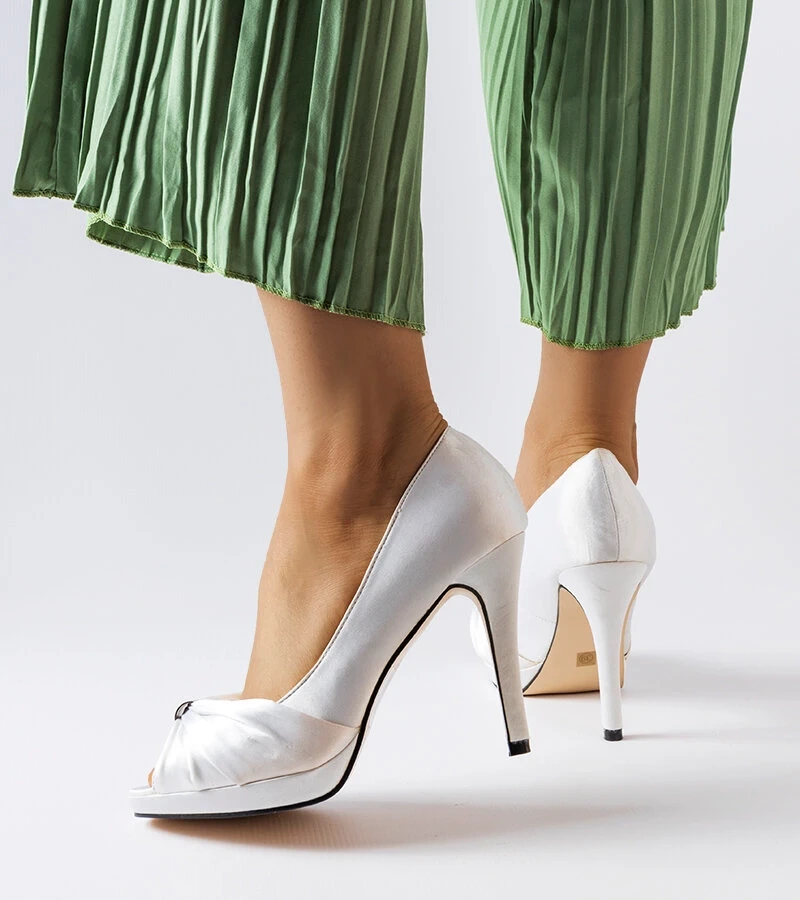 Bílé jehlové podpatky s otevřenou špičkou značky Paré