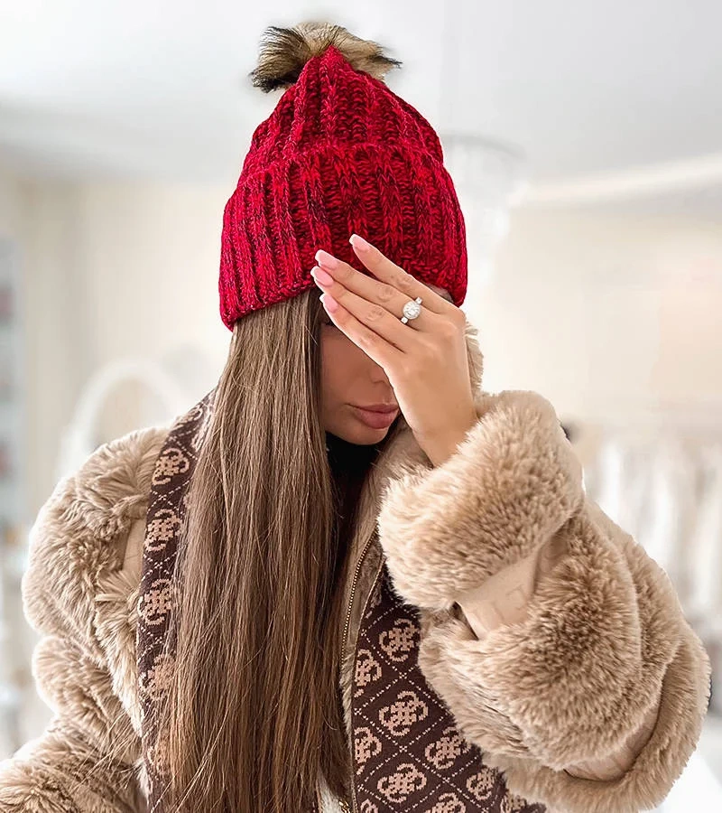 Červená dámská čepice s bambulí Thalia