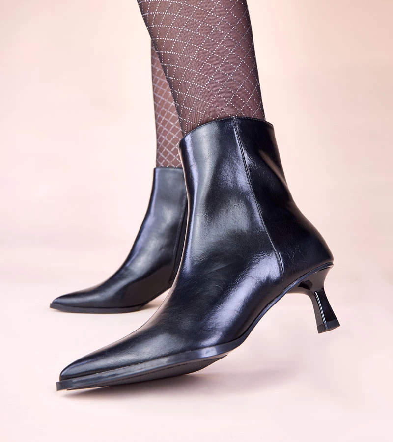 Černé kotníkové boty na jehlovém podpatku typu kačenka Mordi