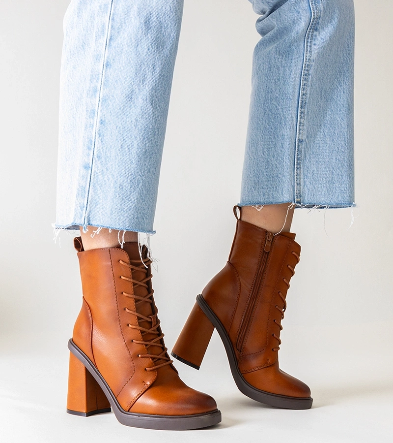 Hnědé kotníkové boty na sloupkovém podpatku z eko kůže Gergesa.