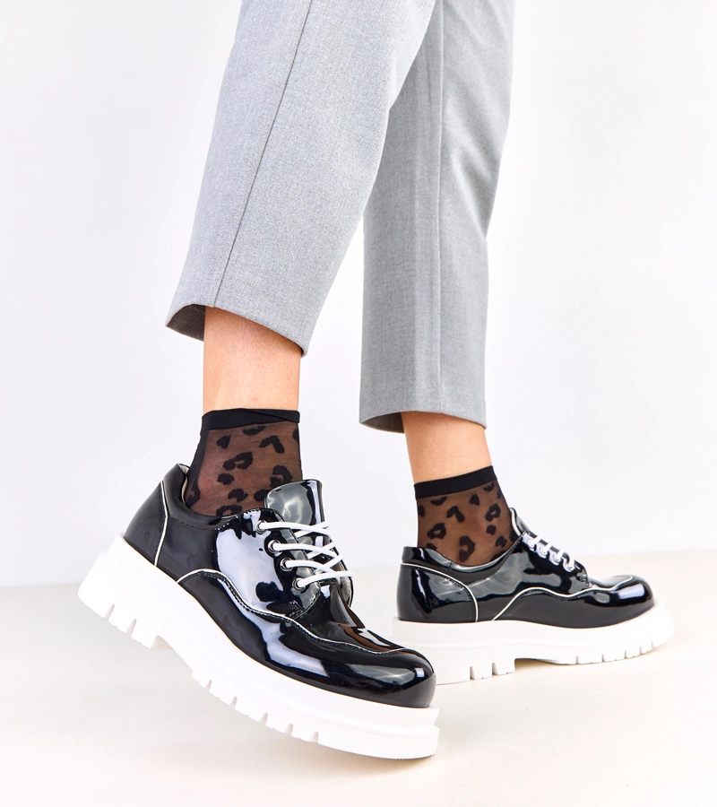 Černé polobotky na masivní podrážce Cheshire