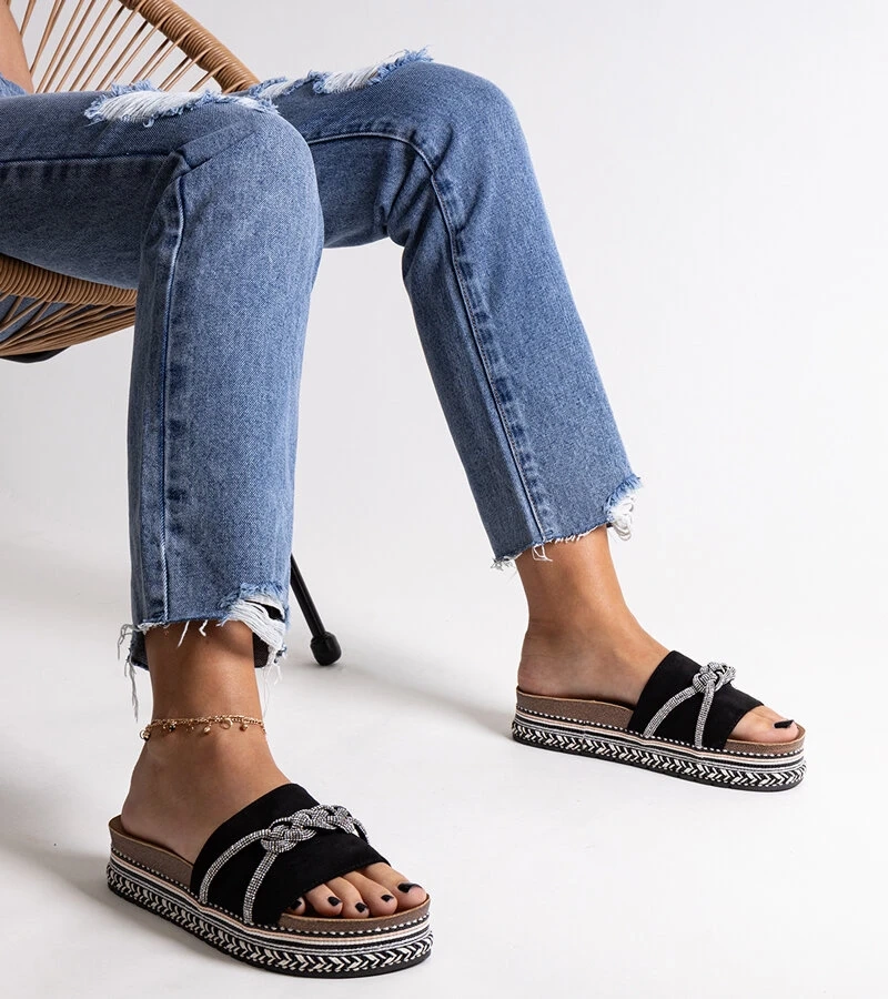 Černé pantofle zdobené zirkony od Kamiliana