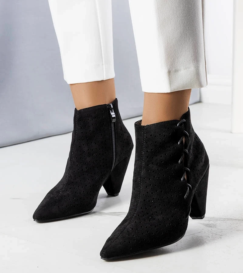 Černé prolamované boty na jehlovém podpatku Collins