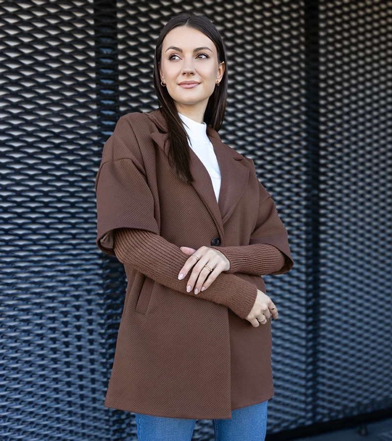 Hnědý kabát s pletenými rukávy Sameha.