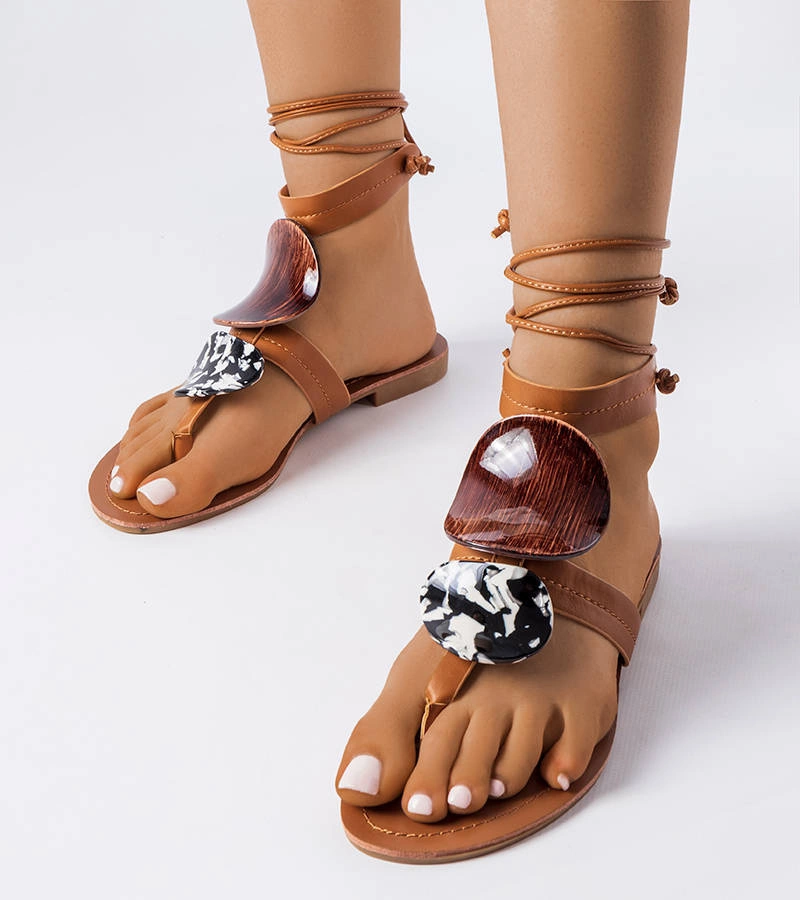 Hnědé zdobené sandály Moines