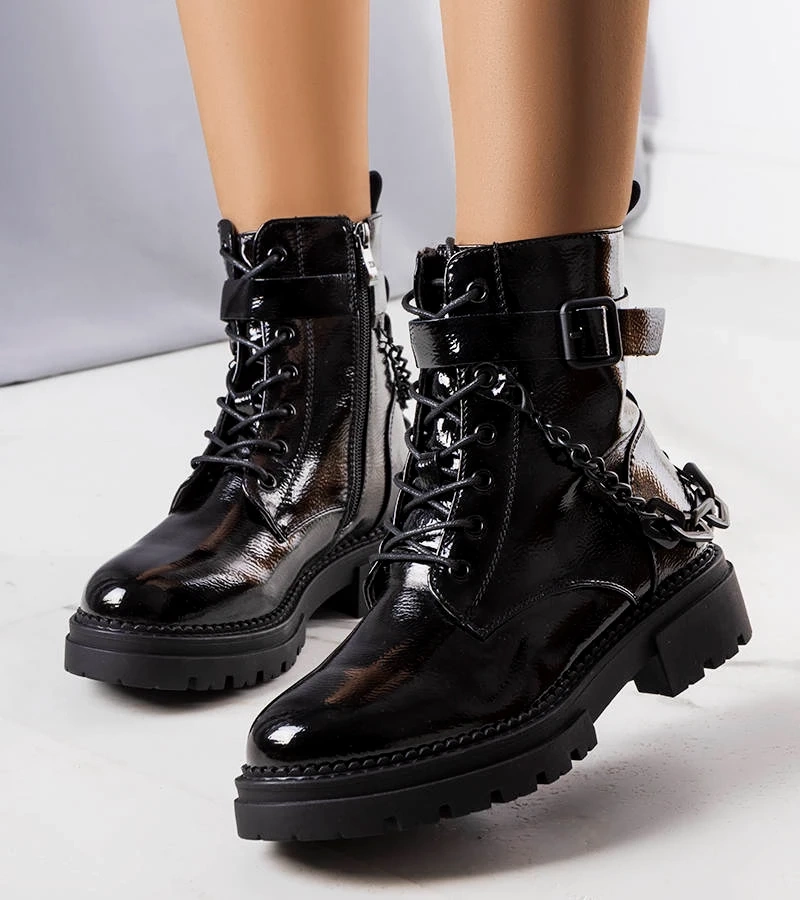 Černě lakovaný boty Constance