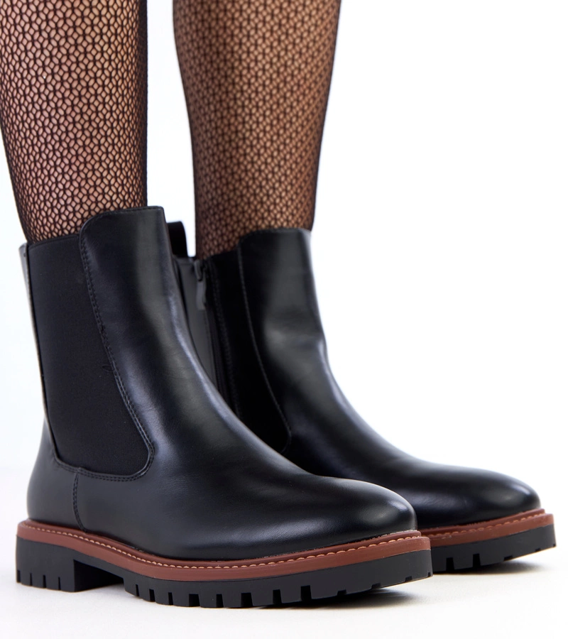 Černé kotníkové boty na ploché podrážce s elastickou vsadkou Terrami