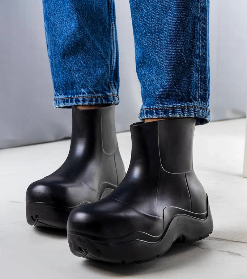 Černé polobotky na vysoké podrážce od společnosti Frolo