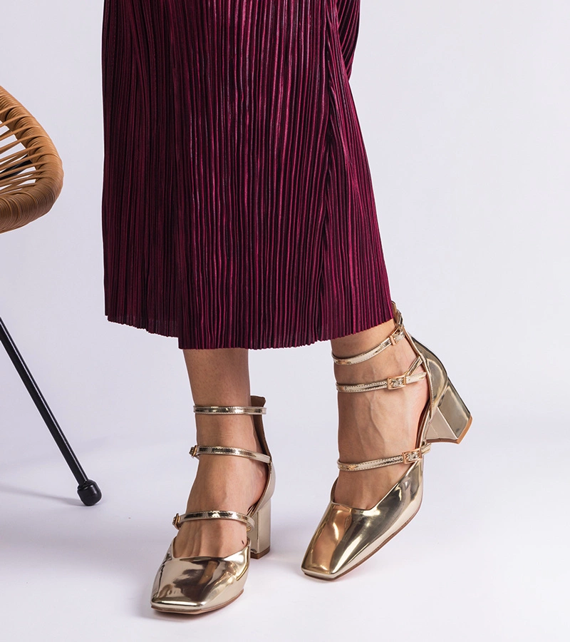 Lakované zlaté lodičky na podpatku s přezkami Kamola