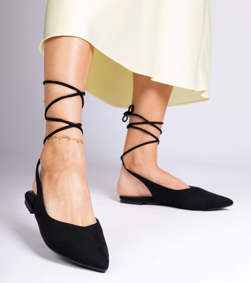 Černé baleríny na plochém podpatku s vázáním na kotníku Karlioz