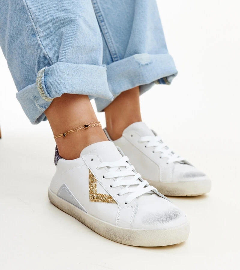 Bílé tenisky s efektem "opotřebení" Gombola