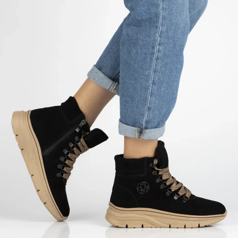 Černé kotníkové boty z přírodní semiše s ozdobnou šněrovací Grega