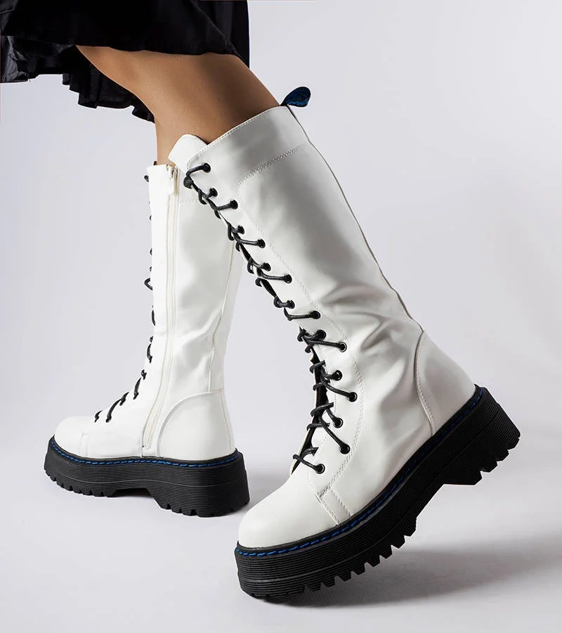 Bílé vycpávané kozačky na platformě Hide