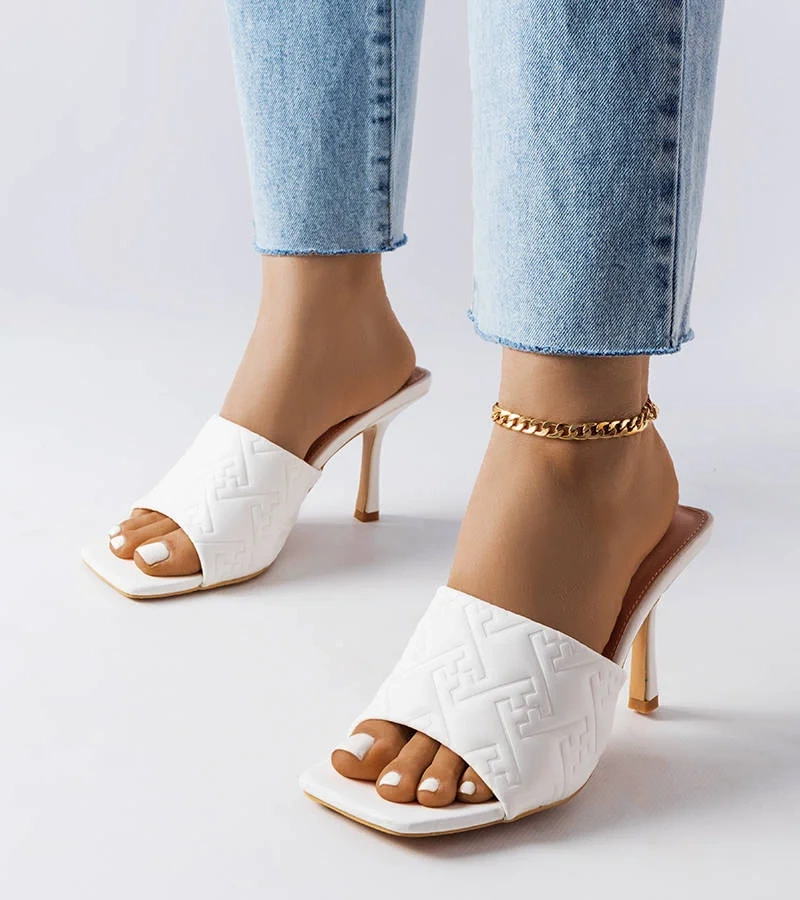 Bílé elegantní žabky Cambrina na podpatku