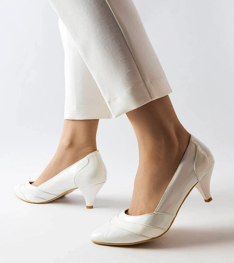 Bílé lodičky na nízkém podpatku Geremia