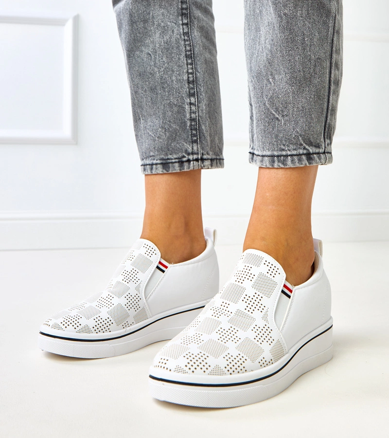 Bílé krajkové tenisky na klínku Karola