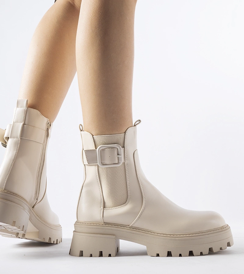 Bežové zateplené kotníkové boty s přezkou Casola