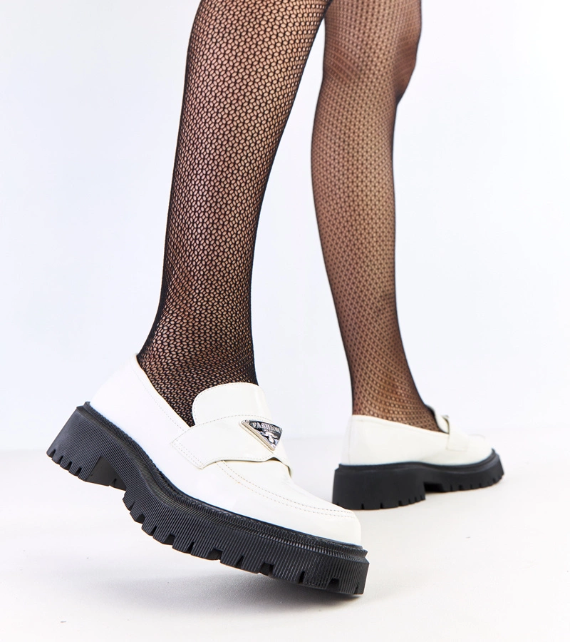 Dámské bílé mokasíny s kovovou ozdobou Sarhida