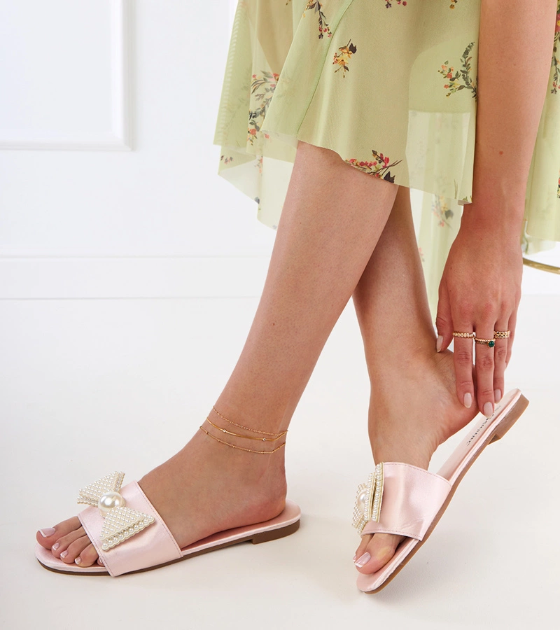 Béžové saténové pantofle s mašlí s perlami Perlino