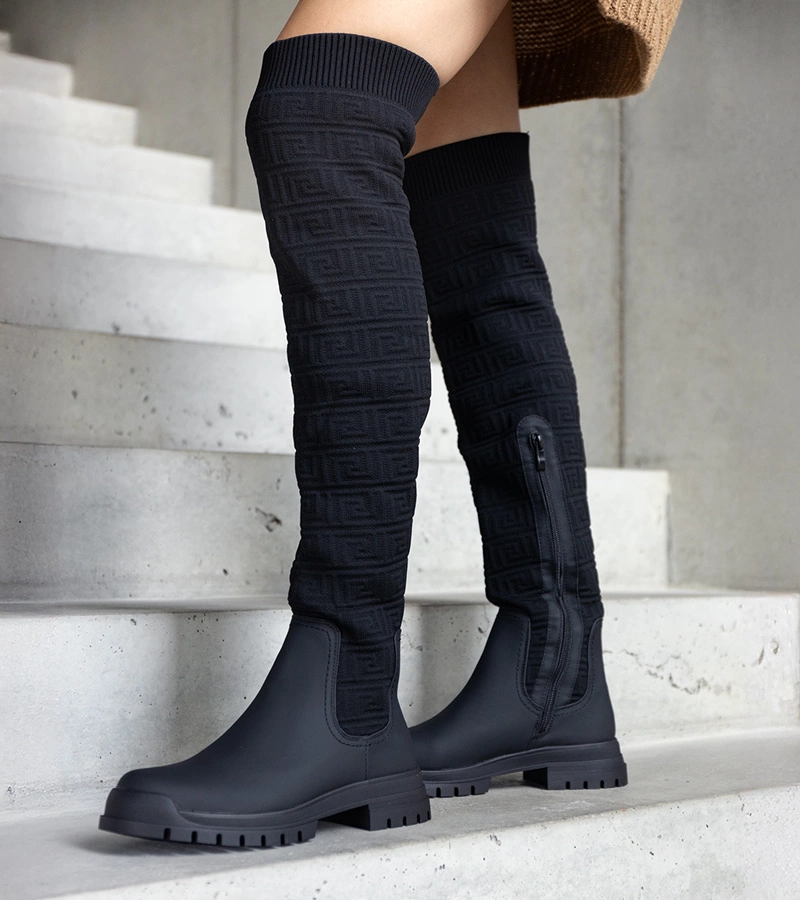 Černé textilní kozačky s matným povrchem Scarlett.