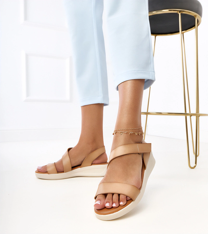 Béžové sandály na nízkém klínu Verkado