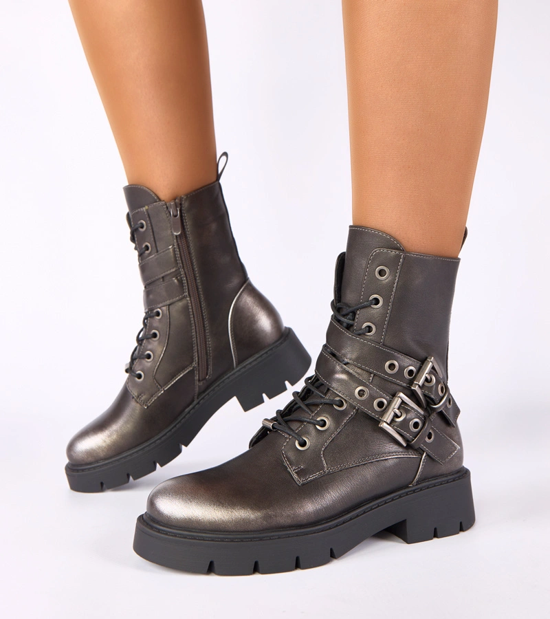 Kovové kotníkové boty na platformě s ozdobnými přezkami Ruthy